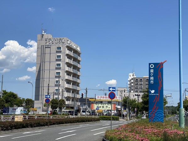 A multi-story building with signage indicating it is a hotel.