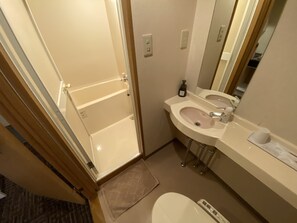 Een bad/douchecombinatie, gratis toiletartikelen, een haardroger