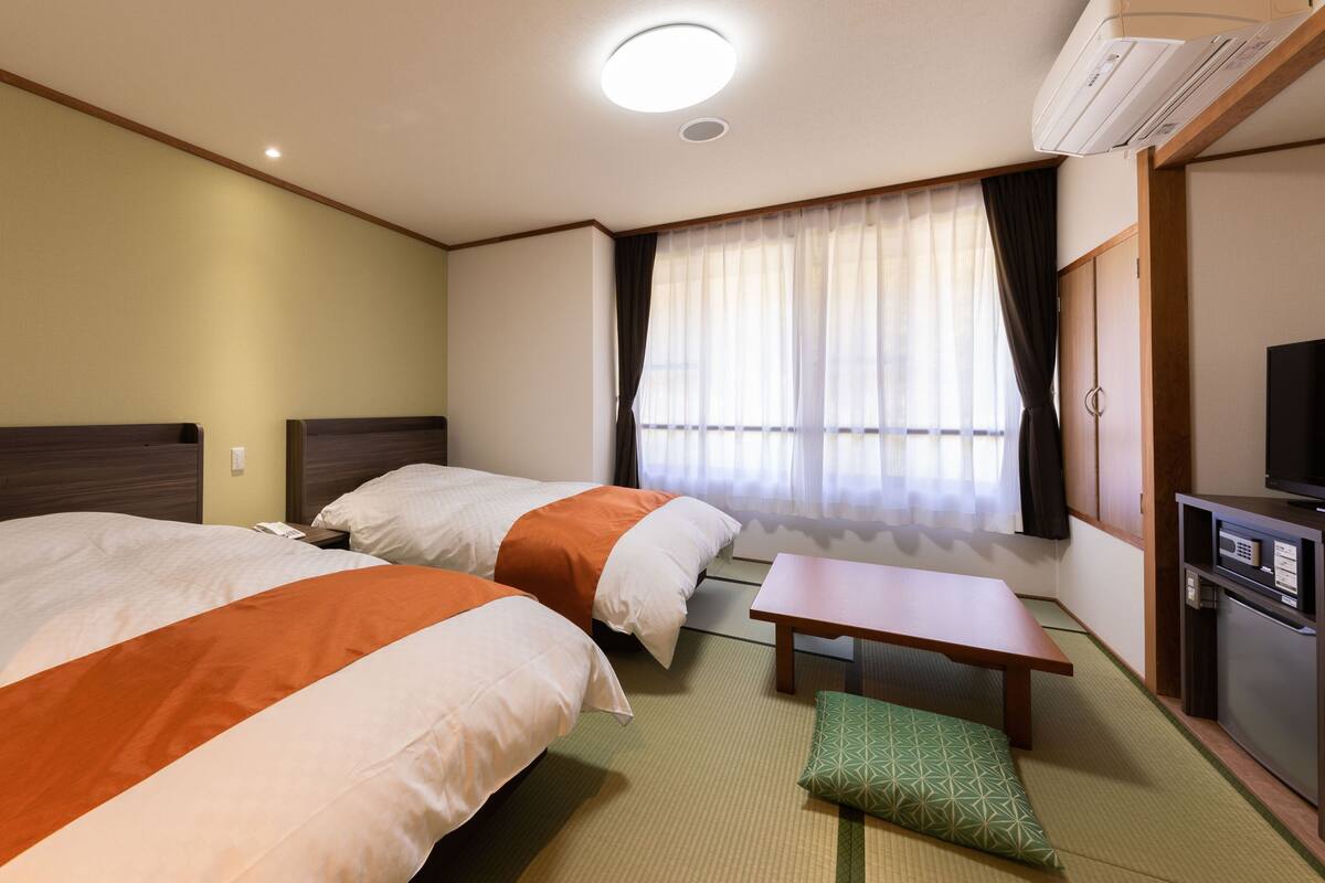Habitación básica con 2 camas individuales (A type, Japanese Western Semi Double) | Caja fuerte, wifi gratis, ropa de cama