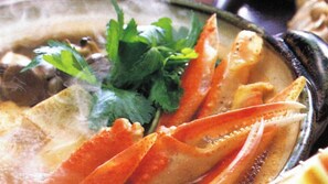 Un plato de mariscos, posiblemente cangrejo, adornado con perejil.