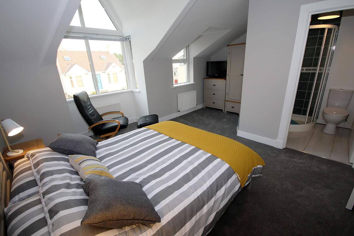 Soundproofing, iron/ironing board, free WiFi, bed sheets
