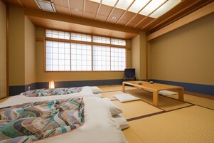 Escritorio, cortinas blackout y tabla de planchar con plancha 