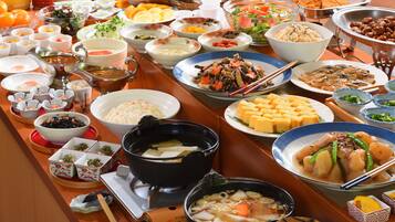 Daily buffet breakfast (JPY 1200 per person)