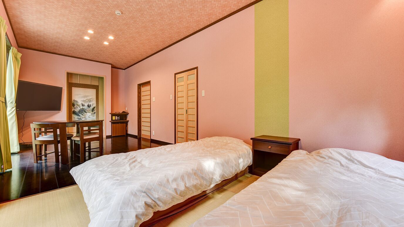 Une chambre d’hôtel avec deux lits, un bureau et des chaises.
