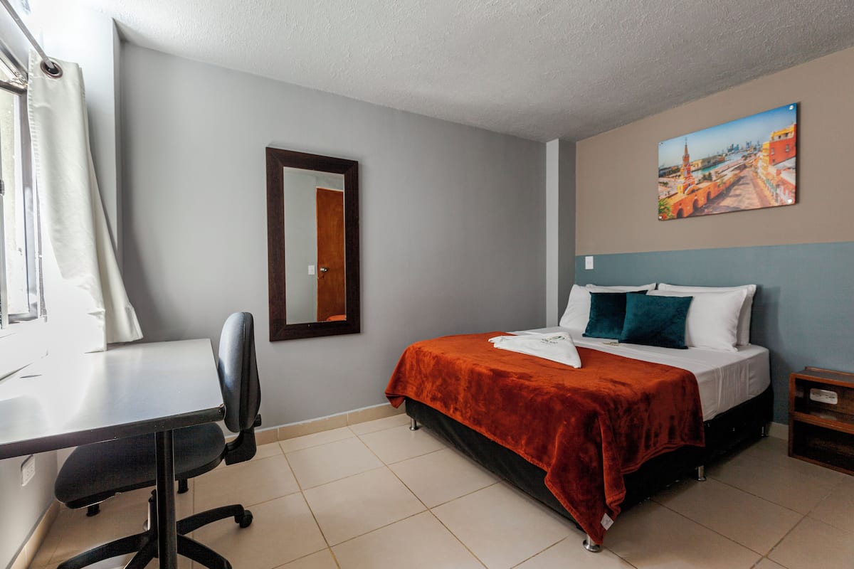 Standard Room, Ensuite | In-room safe, desk, blackout curtains, free WiFi