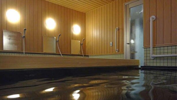 A wooden sauna with three benches and a glass door. - Hotel 1-2-3 Shimada (Shimada)