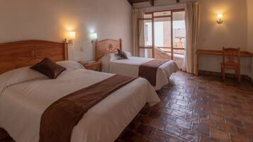 Caja de seguridad en la habitación, escritorio y cortinas blackout