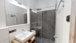 Premium-Apartment, Bergblick (Top 1) | Badezimmer | Dusche, Komfortbadewanne, Regendusche, Haartrockner