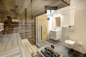 Appartement Prestige, vue sur la montagne (Top 8) | Salle de bain | Douche, baignoire profonde, douche cascade, séchoir à cheveux