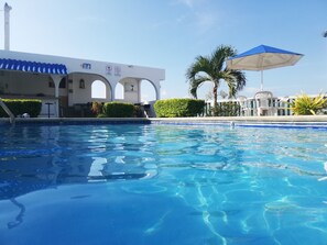 屋外プール、営業時間 10:00 ～ 17:30、プール パラソル、サンラウンジャー