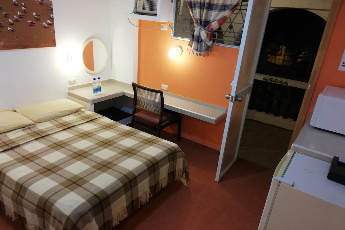 Studio Suite dành cho gia đình, 2 phòng ngủ, quang cảnh hồ bơi | Trang bị nội thất với thiết kế riêng biệt, bàn