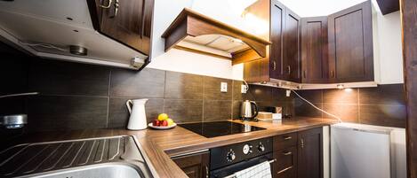 Full-sized fridge, oven, stovetop, coffee/tea maker