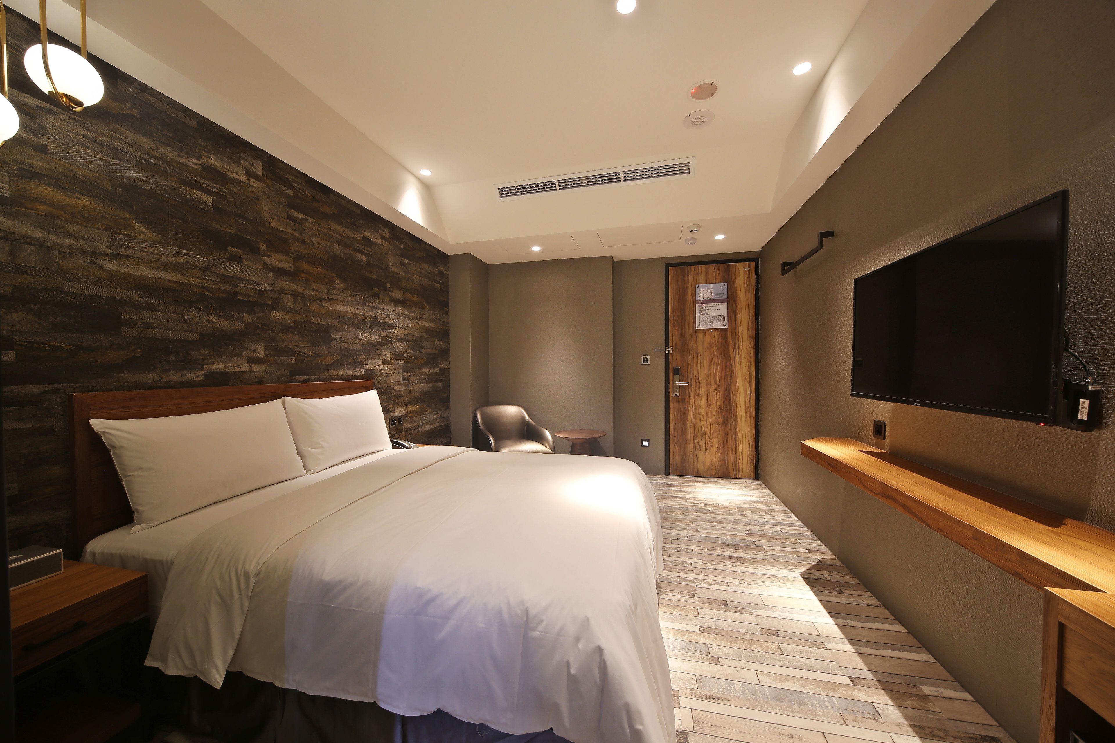 classic double room | desk, blackout curtains, soundproofing, free wifi