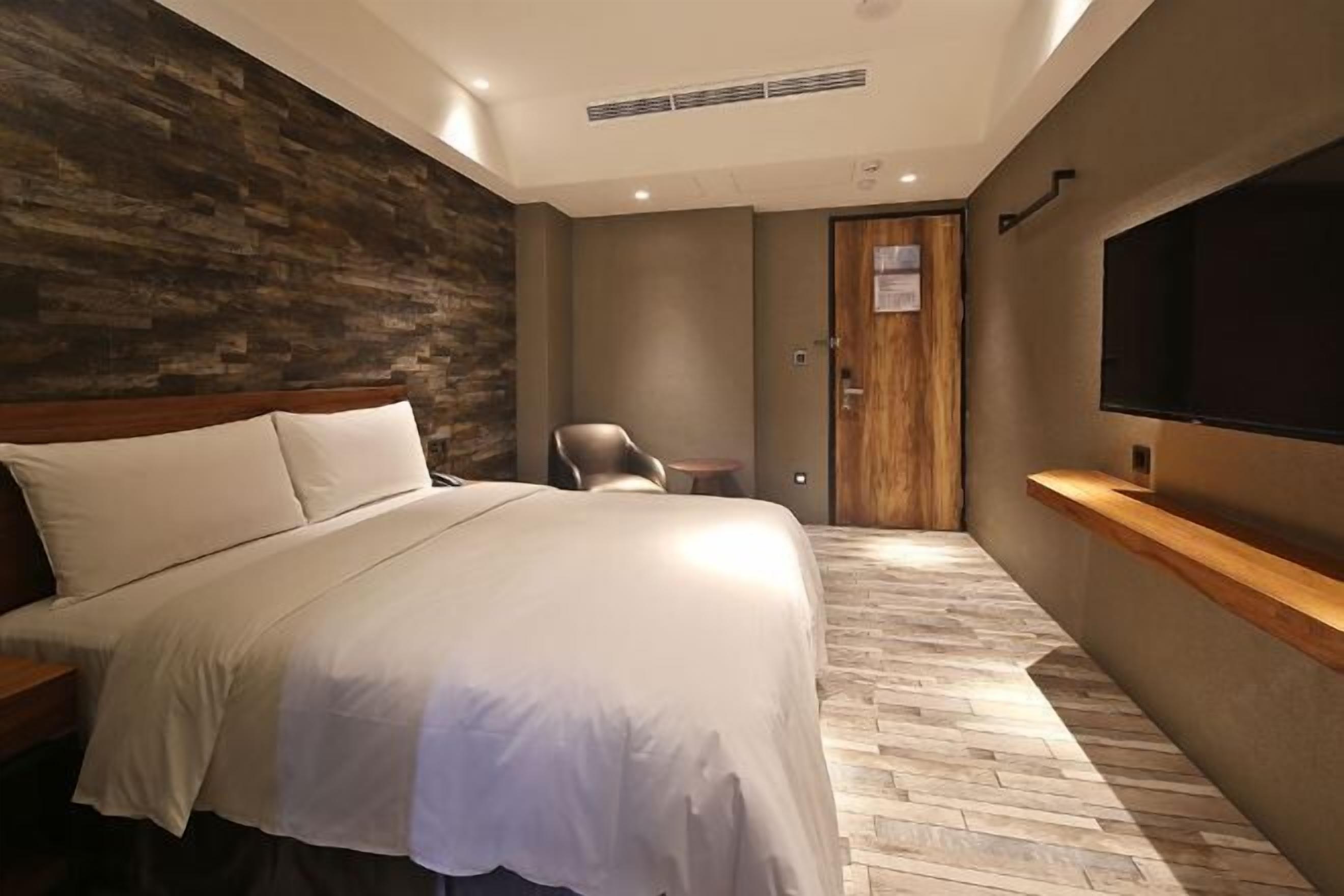 Desk, blackout curtains, soundproofing, free WiFi