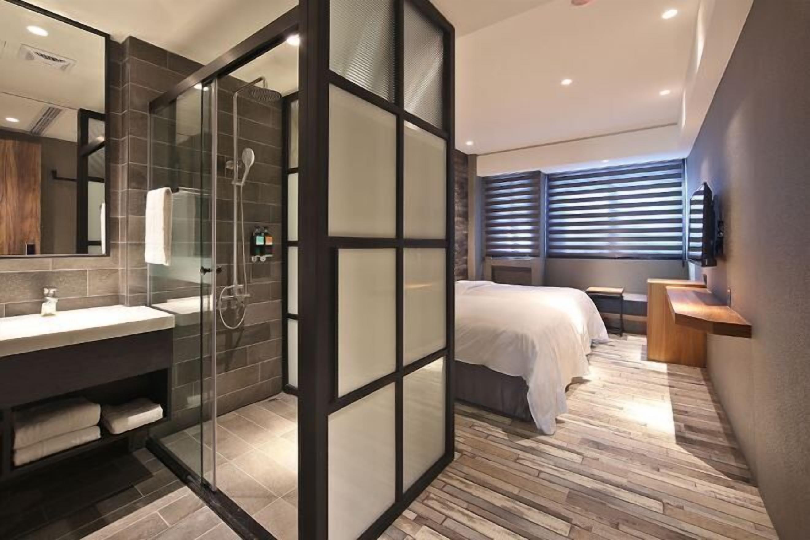 Desk, blackout curtains, soundproofing, free WiFi