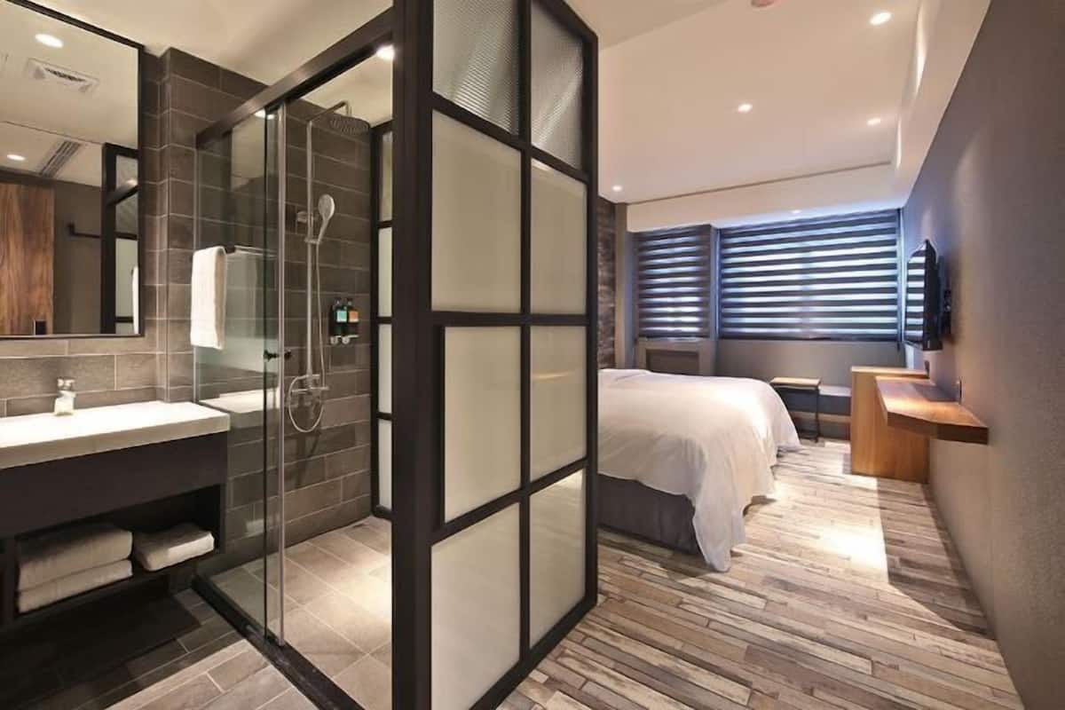 Desk, blackout drapes, soundproofing, free WiFi