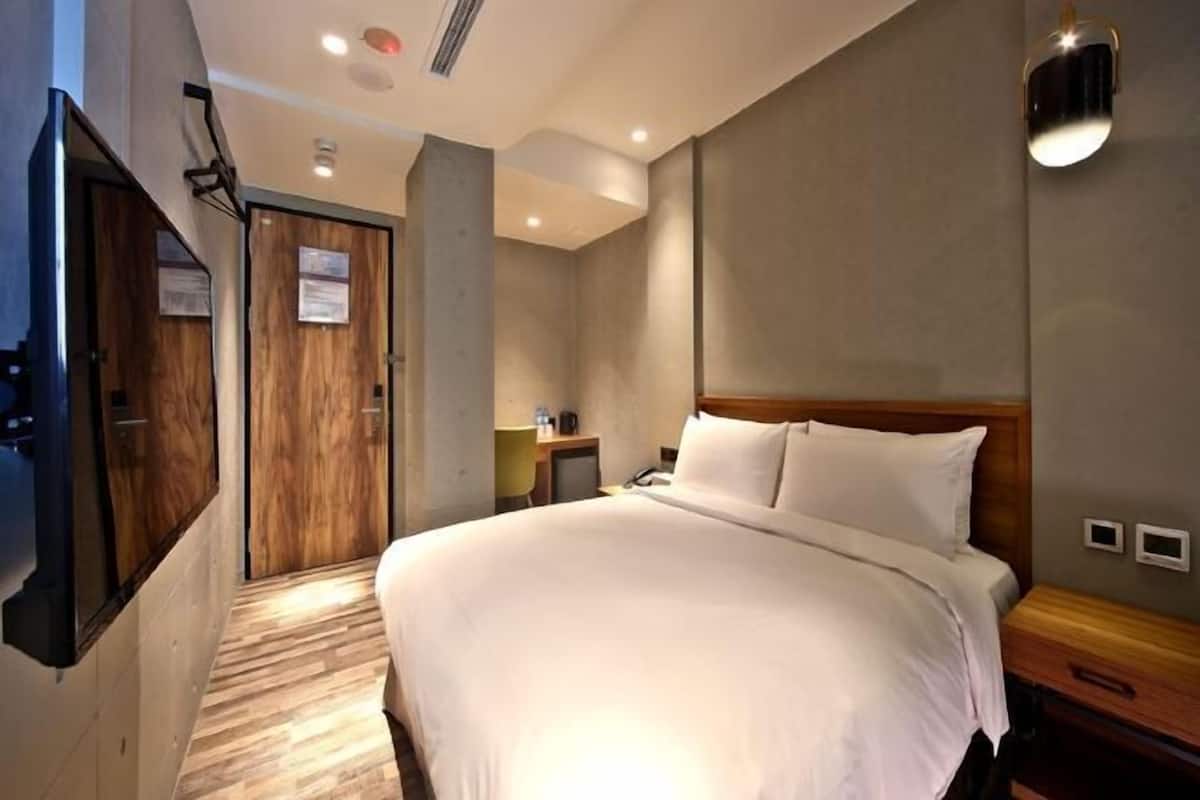 Desk, blackout drapes, soundproofing, free WiFi