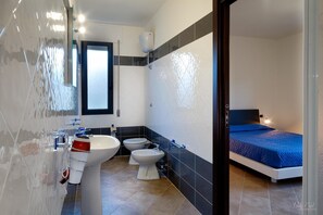 Regadera, amenidades de baño gratuitas, secadora de cabello, bidet