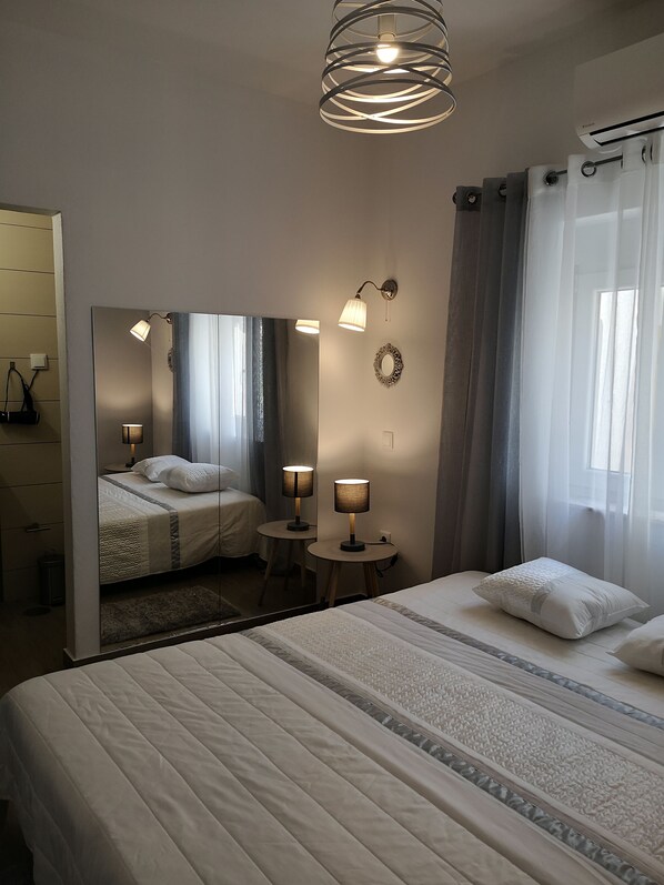 Habitación con 1 cama doble o 2 individuales, baño privado (Divine) | Decoración individual, mobiliario individual, escritorio