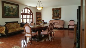 Daily continental breakfast (COP 10000 per person)