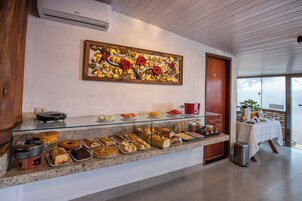 Desayuno bufé gratuito (los fines de semana)