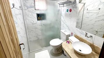 Ducha, artĂculos de tocador gratuitos, secador de pelo, toallas
