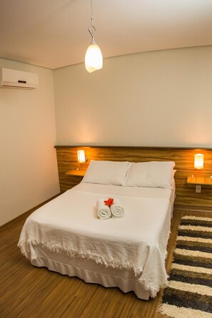 迷你吧、免费 WiFi、床单