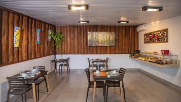 Café da manhã com buffet grátis nos fins de semana