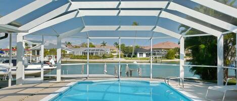 Casa, diversos llits (Delightful home with pool and direct ) | Piscina coberta | Piscina climatitzada