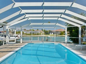 Huis, Meerdere bedden (Delightful home with pool and direct ) | Binnenzwembad | Een verwarmd zwembad