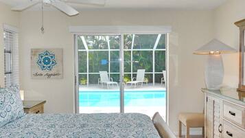House, Multiple Beds (Delightful home with pool and direct )