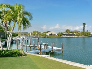 A marina with docks, boats, and a clear sky. - Delightful Home With Pool and Direct Boating Access (Marco Island)