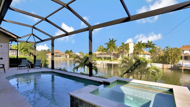 منزل - عدة أسرّة (Waterfront home with pool, spa and ou) | حمام سباحة | حمّام سباحة مُدفَّأ