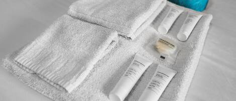 Maison, plusieurs lits (Relaxing waterfront home with pool an) | Équipements de salle de bain | Articles de toilette gratuits, sèche-cheveux, serviettes fournies