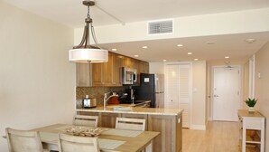 คอนโด, หลายเตียง (Three-Bedroom Apartment) | บริการอาหารในห้องพัก