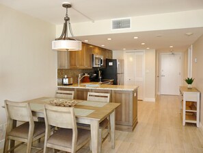 Condo, várias camas (Three-Bedroom Apartment) | Opções para refeição no quarto