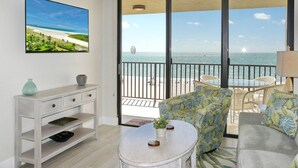 คอนโด, หลายเตียง (Three-Bedroom Apartment) | บริเวณนั่งเล่น