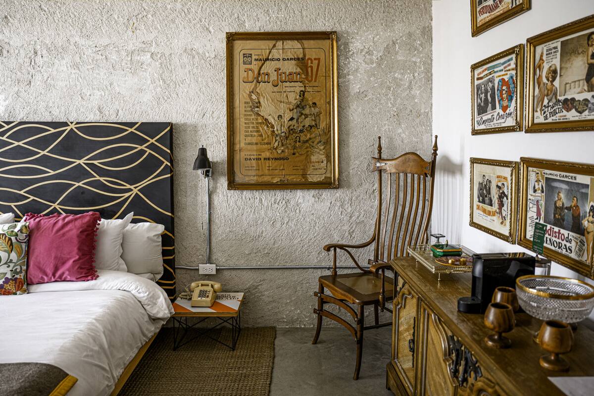 Ein Zimmer mit einem Bett, einem Schreibtisch, einem Stuhl und einer Karte an der Wand.