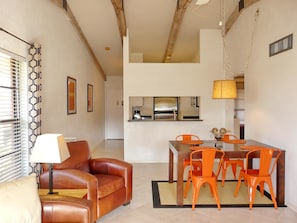Daire, 1 Büyük (Queen) Boy Yatak ve Çekyat (Inviting condo with pool just a steps) | Oturma alanı
