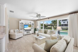 Ferienhaus, 1 King-Bett und Schlafsofa (Inviting waterfront home with western) | Wohnbereich | Flachbildfernseher