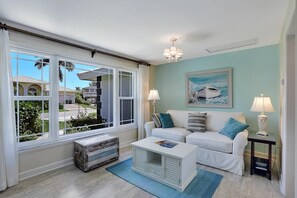 Flat-screen TV - Inviting Waterfront Home With Western Exposure (Marco Island)