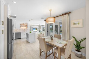 Ferienhaus, 1 King-Bett und Schlafsofa (Inviting waterfront home with western) | Speisen