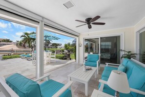 Ferienhaus, 1 King-Bett und Schlafsofa (Inviting waterfront home with western) | Speisen im Freien