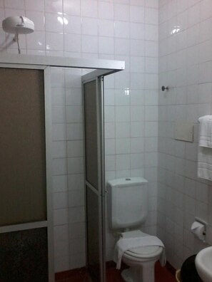 Executive Double Room | Bathroom | Free toiletries