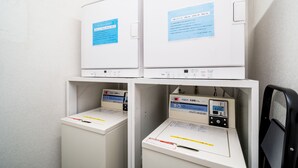 A laundry facility with two large washing machines and two smaller ones below. - Super Hotel Nara Shin Omiya EKI MAE (Nara)