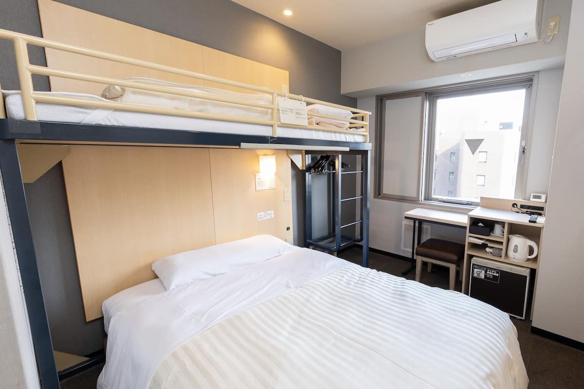 Espace de travail pour ordinateur portable, Wi-Fi gratuit, draps fournis