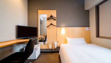 Laptop workspace, WiFi (free), bed sheets