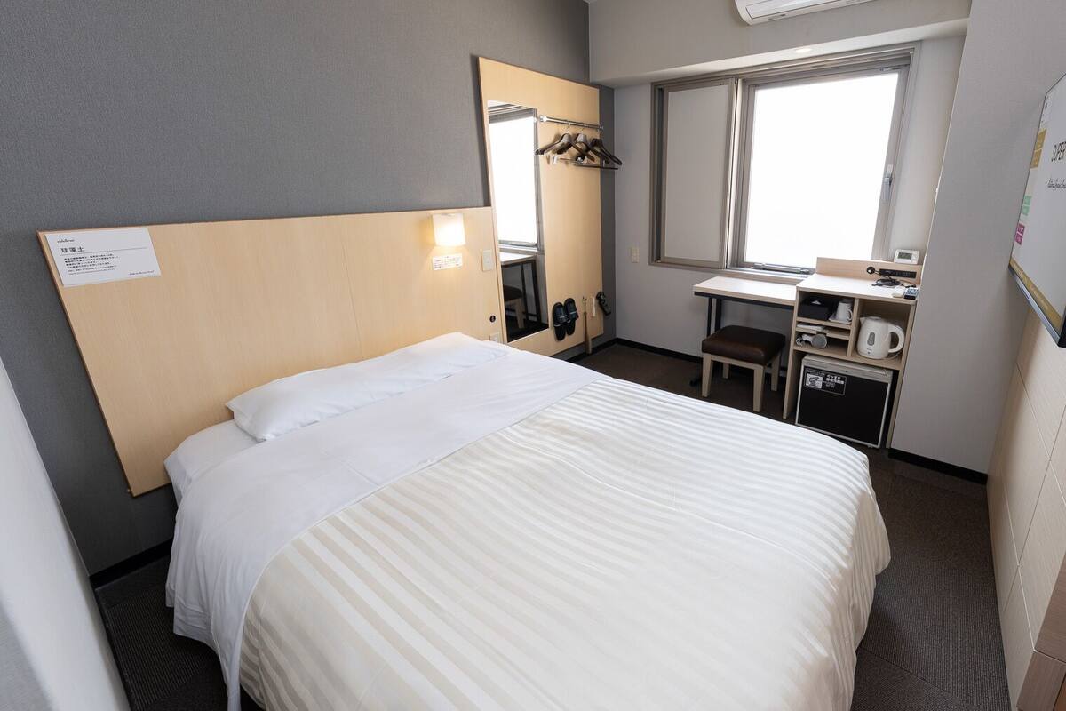 Espace de travail pour ordinateur portable, Wi-Fi gratuit, draps fournis