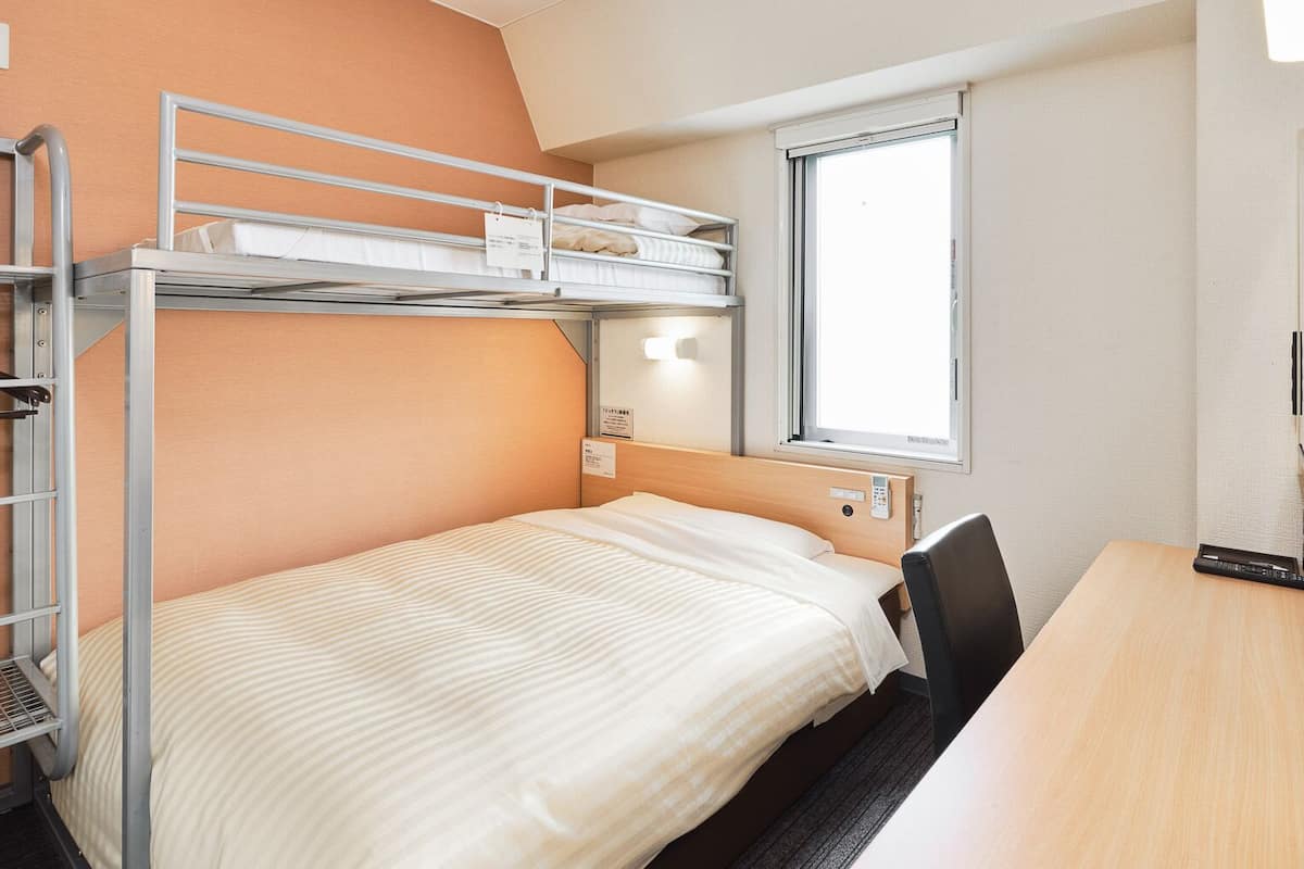 WiFi (free), bed sheets