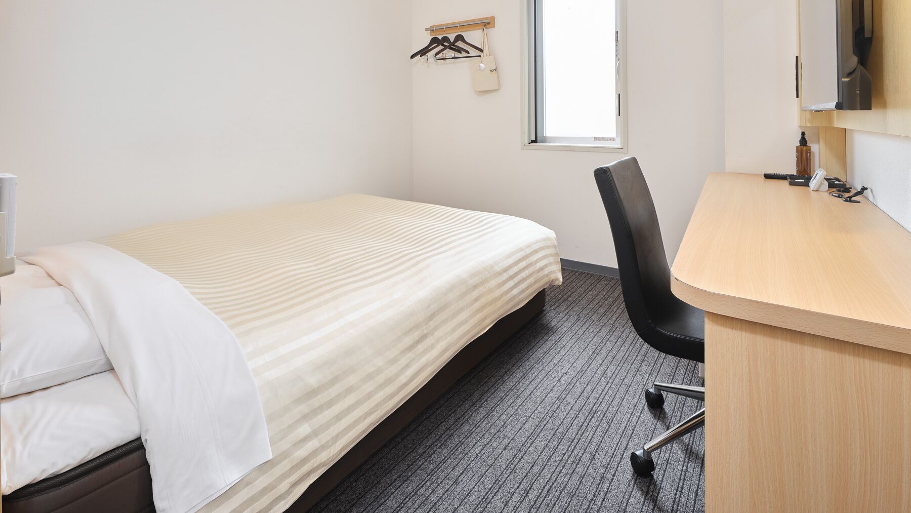 Free WiFi, bed sheets